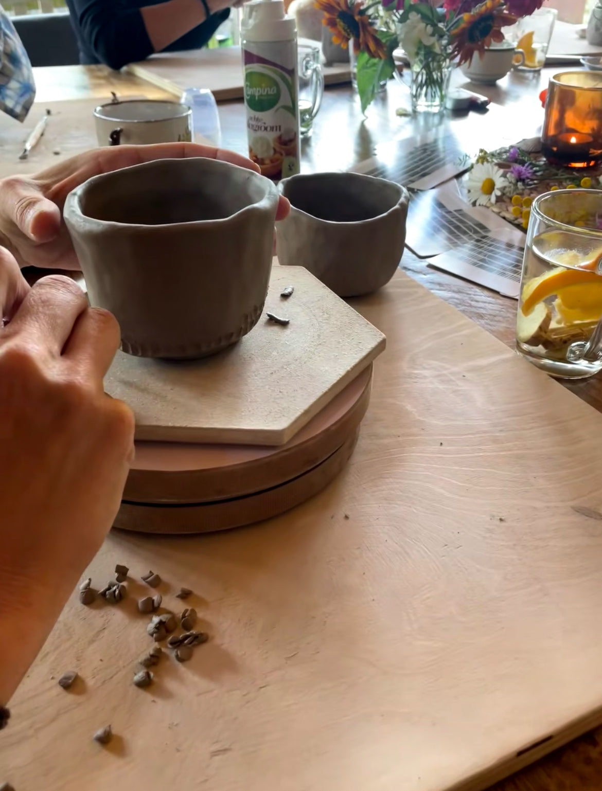 SPECIAL - Kleicirkel en (cacao) Kopjes - Keramiek Handvormen - 13 december 2025 OCHTEND - Maasland (ZH) (kopie)